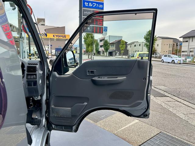 ボンゴバン ＧＬ　鑑定済　当社オリジナルスタイル（クルール）マット黒塗装パーツ　貨物ホビータイヤｘグロス黒塗装純正鉄チン＆ルーフキャリア　４ＷＤ　ロールーフ　５人乗　１ｔ積　タイミングチェーン　フルセグナビ　キーレス（31枚目）