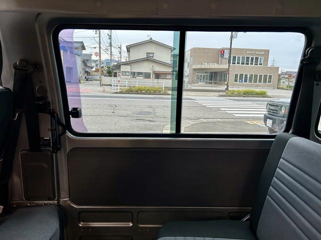 ボンゴバン ＧＬ　鑑定済　当社オリジナルスタイル（クルール）マット黒塗装パーツ　貨物ホビータイヤｘグロス黒塗装純正鉄チン＆ルーフキャリア　４ＷＤ　ロールーフ　５人乗　１ｔ積　タイミングチェーン　フルセグナビ　キーレス（34枚目）