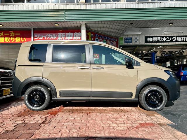 フリード ｅ：ＨＥＶクロスター　当社オリジナル（クルール）パーツマット黒塗装　ホワイトレターホビータイヤ　純正鉄チン（アイガグレー色）塗装　黒ナット　ＤＯＰ　Ｆガーニッシュ＆ボディＳモール　登録済未使用車　キャプテン＆３列　６人乗（12枚目）