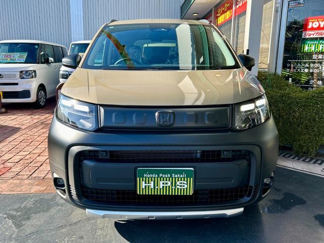 フリード ｅ：ＨＥＶクロスター　当社オリジナル（クルール）パーツマット黒塗装　ホワイトレターホビータイヤ　純正鉄チン（アイガグレー色）塗装　黒ナット　ＤＯＰ　Ｆガーニッシュ＆ボディＳモール　登録済未使用車　キャプテン＆３列　６人乗（15枚目）