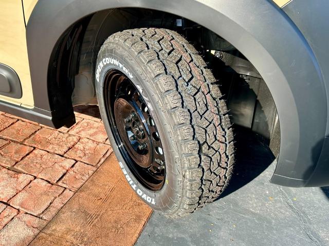 フリード ｅ：ＨＥＶクロスター　当社オリジナル（クルール）パーツマット黒塗装　ホワイトレターホビータイヤ　純正鉄チン（アイガグレー色）塗装　黒ナット　ＤＯＰ　Ｆガーニッシュ＆ボディＳモール　登録済未使用車　キャプテン＆３列　６人乗（16枚目）