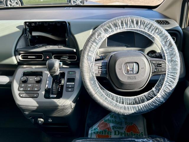 フリード ｅ：ＨＥＶクロスター　当社オリジナル（クルール）パーツマット黒塗装　ホワイトレターホビータイヤ　純正鉄チン（アイガグレー色）塗装　黒ナット　ＤＯＰ　Ｆガーニッシュ＆ボディＳモール　登録済未使用車　キャプテン＆３列　６人乗（20枚目）