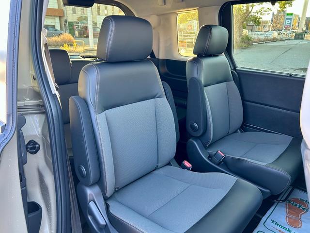 フリード ｅ：ＨＥＶクロスター　当社オリジナル（クルール）パーツマット黒塗装　ホワイトレターホビータイヤ　純正鉄チン（アイガグレー色）塗装　黒ナット　ＤＯＰ　Ｆガーニッシュ＆ボディＳモール　登録済未使用車　キャプテン＆３列　６人乗（23枚目）