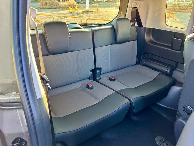 フリード ｅ：ＨＥＶクロスター　当社オリジナル（クルール）パーツマット黒塗装　ホワイトレターホビータイヤ　純正鉄チン（アイガグレー色）塗装　黒ナット　ＤＯＰ　Ｆガーニッシュ＆ボディＳモール　登録済未使用車　キャプテン＆３列　６人乗（24枚目）