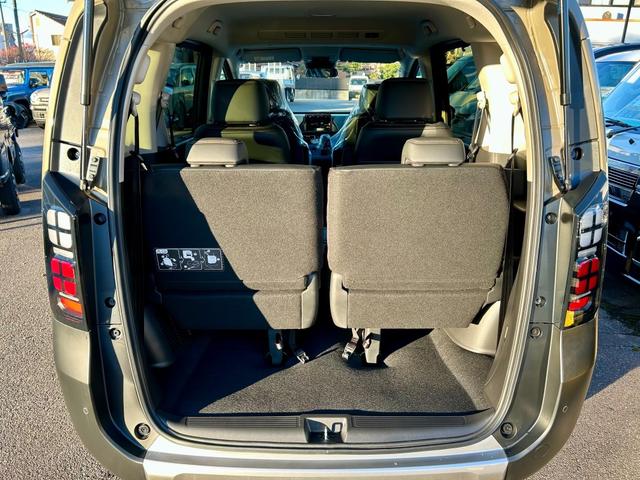 フリード ｅ：ＨＥＶクロスター　当社オリジナル（クルール）パーツマット黒塗装　ホワイトレターホビータイヤ　純正鉄チン（アイガグレー色）塗装　黒ナット　ＤＯＰ　Ｆガーニッシュ＆ボディＳモール　登録済未使用車　キャプテン＆３列　６人乗（25枚目）