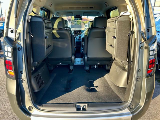 フリード ｅ：ＨＥＶクロスター　当社オリジナル（クルール）パーツマット黒塗装　ホワイトレターホビータイヤ　純正鉄チン（アイガグレー色）塗装　黒ナット　ＤＯＰ　Ｆガーニッシュ＆ボディＳモール　登録済未使用車　キャプテン＆３列　６人乗（26枚目）