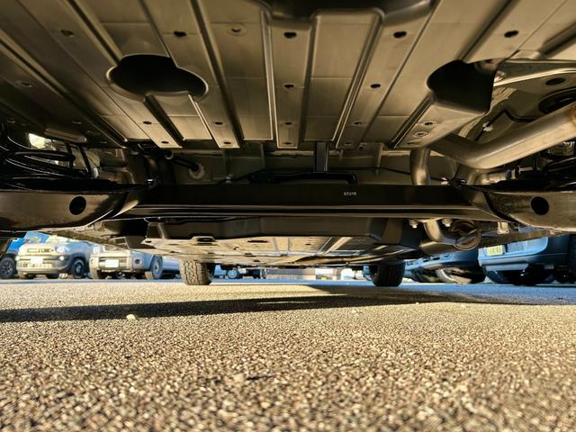 フリード ｅ：ＨＥＶクロスター　当社オリジナル（クルール）パーツマット黒塗装　ホワイトレターホビータイヤ　純正鉄チン（アイガグレー色）塗装　黒ナット　ＤＯＰ　Ｆガーニッシュ＆ボディＳモール　登録済未使用車　キャプテン＆３列　６人乗（27枚目）