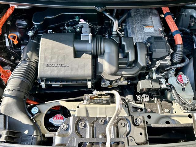 フリード ｅ：ＨＥＶクロスター　当社オリジナル（クルール）パーツマット黒塗装　ホワイトレターホビータイヤ　純正鉄チン（アイガグレー色）塗装　黒ナット　ＤＯＰ　Ｆガーニッシュ＆ボディＳモール　登録済未使用車　キャプテン＆３列　６人乗（28枚目）