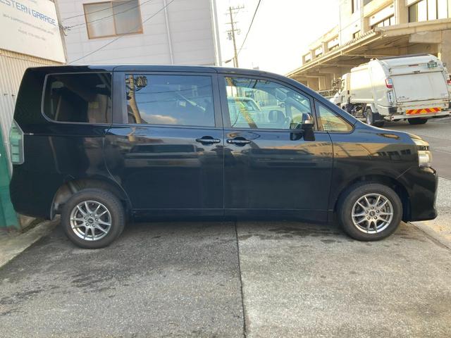 ヴォクシー Ｘ　Ｌエディション　４ＷＤ　オートエアコン　ＨＩＤ　左パワースライドドア　セカンド回転シート　オートヘッドライト　電格ドアミラー　プライバシーガラス（4枚目）