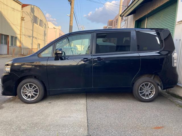 ヴォクシー Ｘ　Ｌエディション　４ＷＤ　オートエアコン　ＨＩＤ　左パワースライドドア　セカンド回転シート　オートヘッドライト　電格ドアミラー　プライバシーガラス（5枚目）