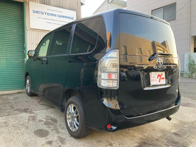 ヴォクシー Ｘ　Ｌエディション　４ＷＤ　オートエアコン　ＨＩＤ　左パワースライドドア　セカンド回転シート　オートヘッドライト　電格ドアミラー　プライバシーガラス（9枚目）