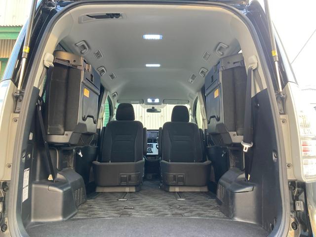 ヴォクシー Ｘ　Ｌエディション　４ＷＤ　オートエアコン　ＨＩＤ　左パワースライドドア　セカンド回転シート　オートヘッドライト　電格ドアミラー　プライバシーガラス（12枚目）