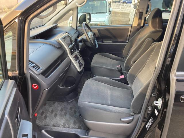 ヴォクシー Ｘ　Ｌエディション　４ＷＤ　オートエアコン　ＨＩＤ　左パワースライドドア　セカンド回転シート　オートヘッドライト　電格ドアミラー　プライバシーガラス（13枚目）