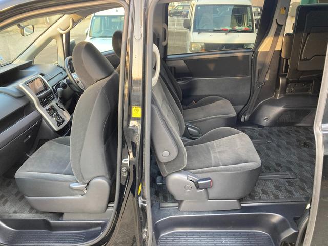 ヴォクシー Ｘ　Ｌエディション　４ＷＤ　オートエアコン　ＨＩＤ　左パワースライドドア　セカンド回転シート　オートヘッドライト　電格ドアミラー　プライバシーガラス（15枚目）