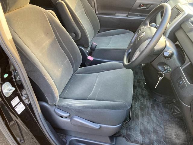 ヴォクシー Ｘ　Ｌエディション　４ＷＤ　オートエアコン　ＨＩＤ　左パワースライドドア　セカンド回転シート　オートヘッドライト　電格ドアミラー　プライバシーガラス（21枚目）