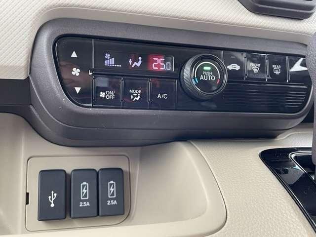 空気浄化や脱臭効果のあるプラズマクラスター技術を搭載したオートエアコンです。車内の温度を一定に保ちます。