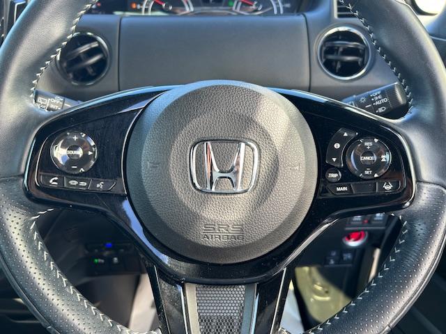 ハンドル左側にはオーディオコントローラーがついております。右側にはクルーズコントロール機能などのボタンがついており、高速道路走行時の負担を軽減します。