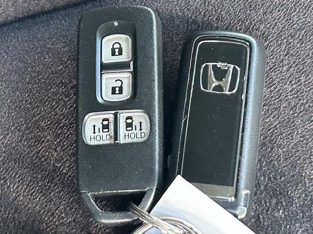 スマートキーは携帯しているだけで、ドアの施錠、解錠、エンジンの始動ができます。