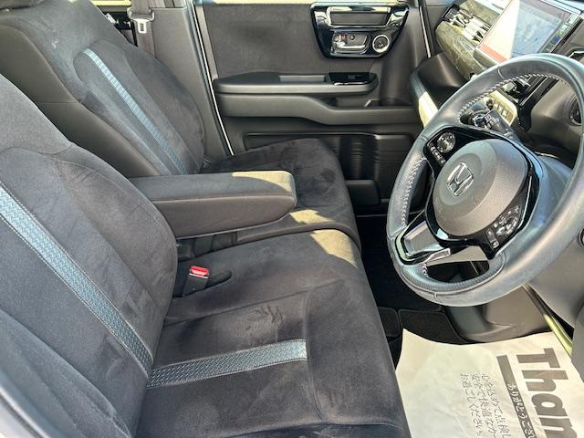 乗り心地の良いフロントシートです。足回りも広々としておりますので、長時間の運転も疲れづらいですよ。