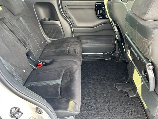 リアシートも前席同様広々としておりますので、後部座席にお乗りの方も快適に過ごして頂けます。