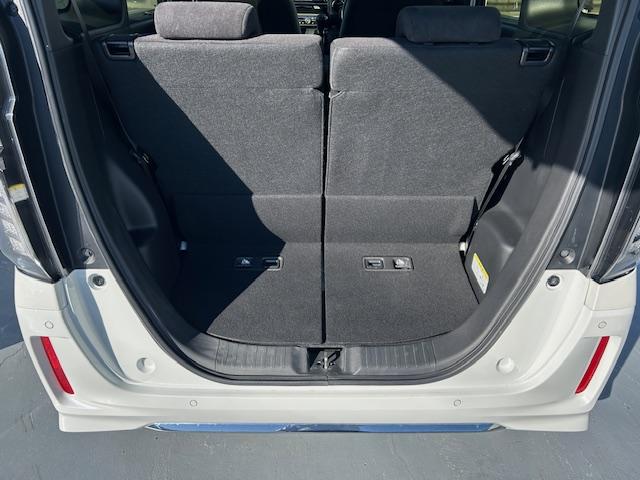 普段のお買い物に十分な広さのラゲッジスペースです。リアシートを倒せば大きな荷物も載せられます。
