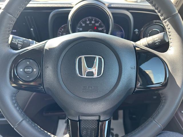 ハンドル左側にはオーディオコントローラーがついております。