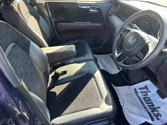 乗り心地の良いフロントシートです。足回りも広々としておりますので、長時間の運転も疲れづらいですよ。