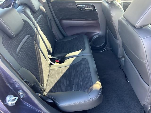 リアシートも前席同様広々としておりますので、後部座席にお乗りの方も快適に過ごして頂けます。