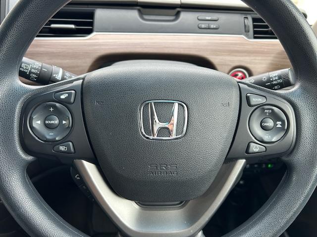 ハンドル左側にはオーディオコントローラーがついております。右側にはクルーズコントロール機能などのボタンがついており、高速道路走行時の負担を軽減します。