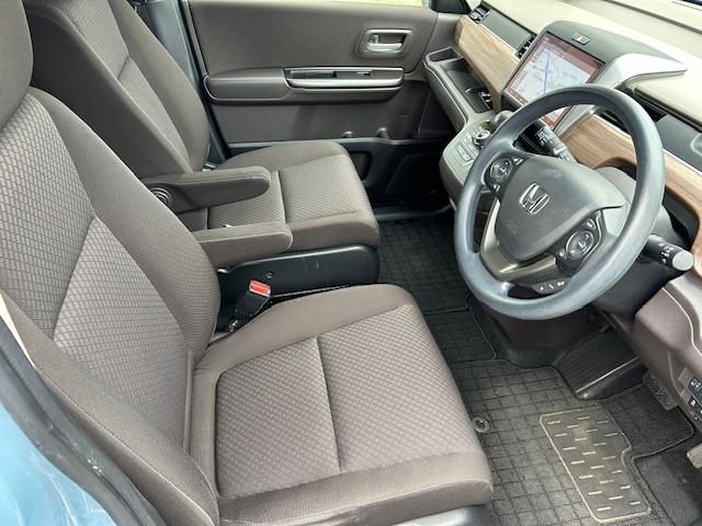 乗り心地の良いフロントシートです。足回りも広々としておりますので、長時間の運転も疲れづらいですよ。