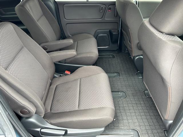 リアシートも前席同様広々としておりますので、後部座席にお乗りの方も快適に過ごして頂けます。