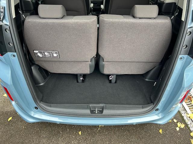 普段のお買い物に十分な広さのラゲッジスペースです。リアシートを倒せば大きな荷物も載せられます。