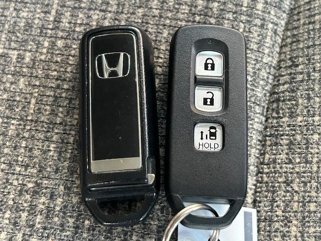 スマートキーは携帯しているだけで、ドアの施錠、解錠、エンジンの始動ができます。