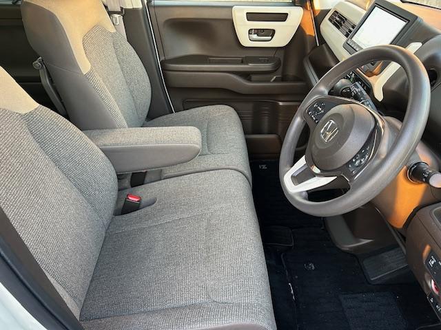 乗り心地の良いフロントシートです。足回りも広々としておりますので、長時間の運転も疲れづらいですよ。