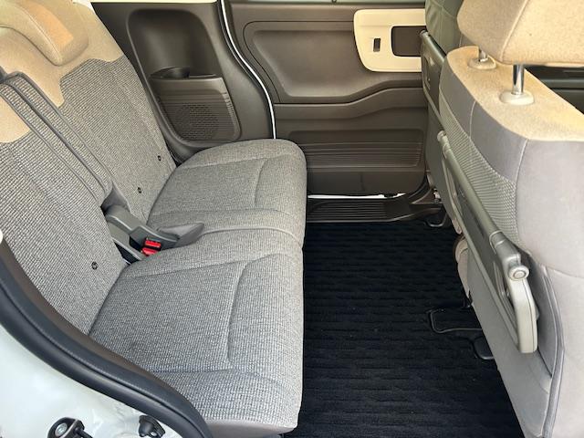 リアシートも前席同様広々としておりますので、後部座席にお乗りの方も快適に過ごして頂けます。