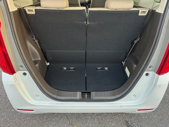 普段のお買い物に十分な広さのラゲッジスペースです。リアシートを倒せば大きな荷物も載せられます。