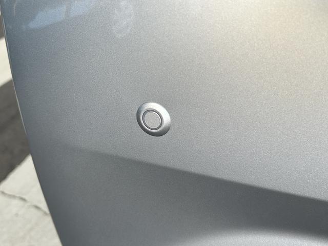 �ԗ��̑O��ɋߕt�������ɔ�������R�[�i�[�Z���T�[���t���Ă��܂��B