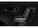 メルセデス特許のデザインスイッチで直感操作。運転席は最大3名分+ミラー・ハンドルも記憶して再現します。