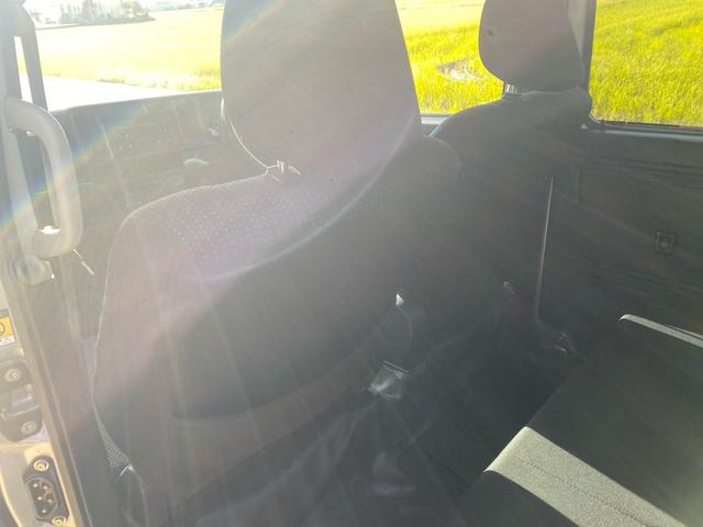 ハイゼットカーゴ デッキバンＧ　ＳＡＩＩＩ　４ＷＤ　スマートアシスト　キーレスエントリー　純正ＣＤオーディオ　社外アルミ・２０２４年製ブリジストンラジアルタイヤ　ＬＥＤヘッドライト　フォグ　アイドリングストップ（17枚目）