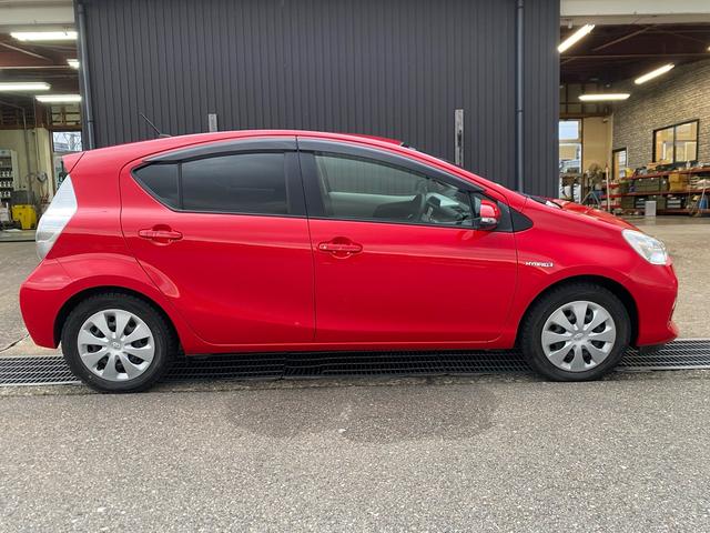 アクア S 純正SDナビ フルセグTV バックカメラ Bluetoothオーディオ ETC スマートキー プッシュスタート 新品ラジアルタイヤ オートエアコン 電動格納ミラー ハイブリッド(7枚目)