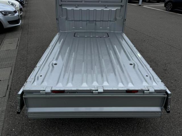 4WD KC EBD付ABS/横滑り防止装置/エアバッグ 運転席/エアバッグ 助手席/衝突安全ボディ/パワーステアリング/盗難防止システム/禁煙車/4WD/セキュリティアラーム/パワードアロック/UVカットガラス(7枚目)