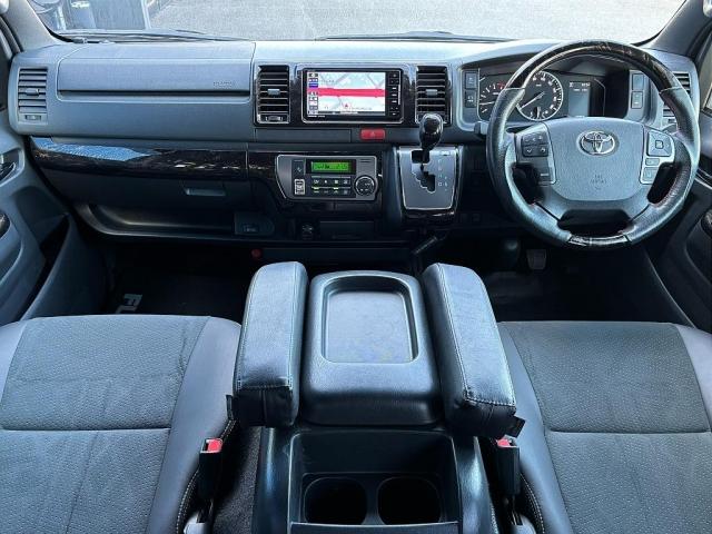 ハイエースバン 玄武ローダウン・カミュラ17インチAW・デジタルインナーミラー・AC100V・バットフェイスボンネット・オーバーフェンダー・415cobraマフラーカッター・4分割式ベットキットTYPE2(2枚目)