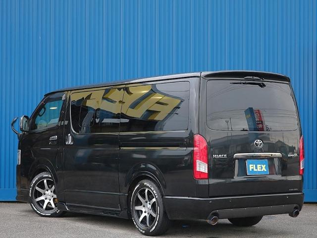 ハイエースバン 玄武ローダウン・カミュラ17インチAW・デジタルインナーミラー・AC100V・バットフェイスボンネット・オーバーフェンダー・415cobraマフラーカッター・4分割式ベットキットTYPE2(4枚目)