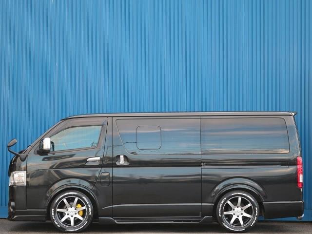 ハイエースバン 玄武ローダウン・カミュラ17インチAW・デジタルインナーミラー・AC100V・バットフェイスボンネット・オーバーフェンダー・415cobraマフラーカッター・4分割式ベットキットTYPE2(5枚目)