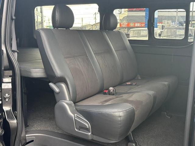 ハイエースバン 玄武ローダウン・カミュラ17インチAW・デジタルインナーミラー・AC100V・バットフェイスボンネット・オーバーフェンダー・415cobraマフラーカッター・4分割式ベットキットTYPE2(7枚目)