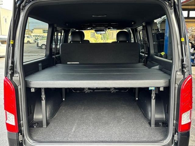 ハイエースバン 玄武ローダウン・カミュラ17インチAW・デジタルインナーミラー・AC100V・バットフェイスボンネット・オーバーフェンダー・415cobraマフラーカッター・4分割式ベットキットTYPE2(8枚目)