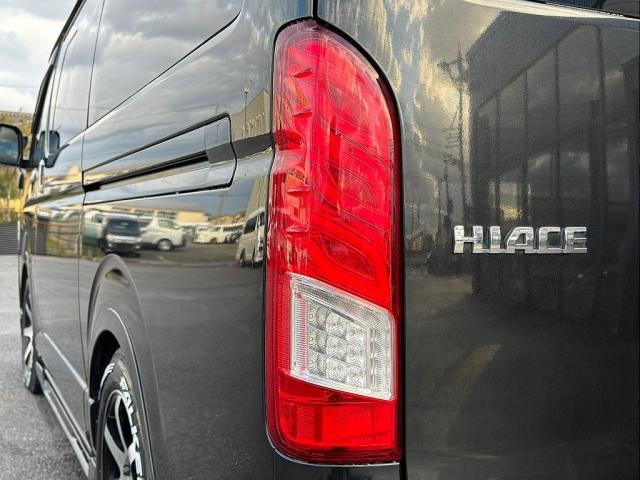 ハイエースバン 玄武ローダウン・カミュラ17インチAW・デジタルインナーミラー・AC100V・バットフェイスボンネット・オーバーフェンダー・415cobraマフラーカッター・4分割式ベットキットTYPE2(17枚目)