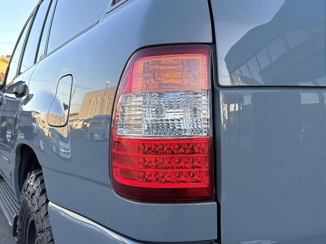 ランドクルーザー１００ ＶＸリミテッド　丸目２灯・アンヴィルグレーペイント・５速ＡＴ・マルチレス・サンルーフ・シートヒーター・ＬＥＤ３色テールランプ・ＤＥＡＮコロラド１６インチＡＷ・ウッドステアリング・クラシックシートカバー（15枚目）