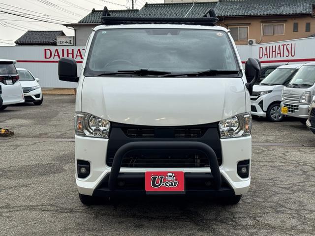 ハイエースバン スーパーGL ダークプライムII 4WD ディーゼル リフトアップ 両側パワースリアドドア バンパーガードオーバーフェンダー チッピング塗装 ベットキット デジタルインナーミラー 全方位モニター プッシュスタート LEDヘッドライト(3枚目)