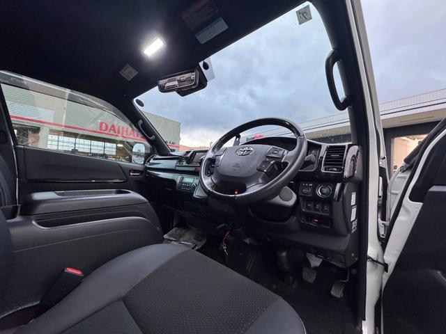 ハイエースバン スーパーGL ダークプライムII 4WD ディーゼル リフトアップ 両側パワースリアドドア バンパーガードオーバーフェンダー チッピング塗装 ベットキット デジタルインナーミラー 全方位モニター プッシュスタート LEDヘッドライト(38枚目)